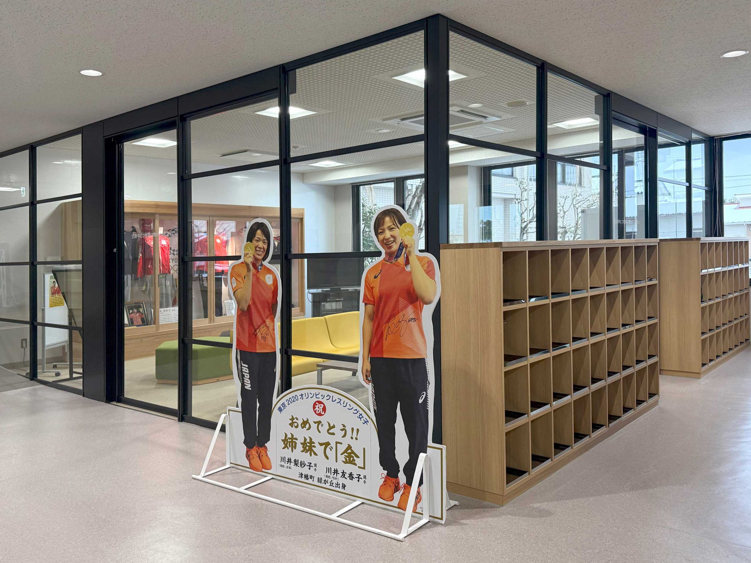 レッスル　ロビー　川井姉妹等身大パネル