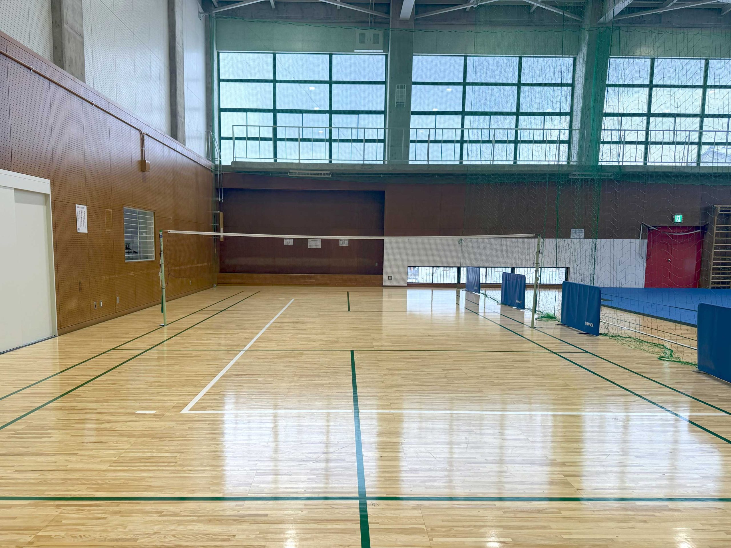 レッスル津幡　体育室　バドミントンコート